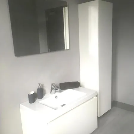 בית נופש Charming House In With Terrace *