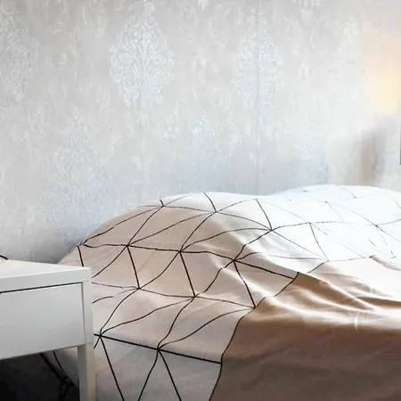 Charming House In With Terrace בית נופש